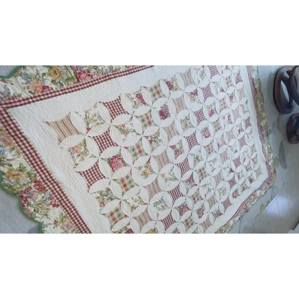 VTG Floral & Reversible Wedding Ring Scalloped Bedspread Quilt 102x83 Multicolor